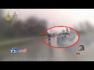 รถกระบะเสียหลักถนนลื่นไถลชน จยย เจ็บ l ข่าวมื้อเช้า l 6 ต.ค.59