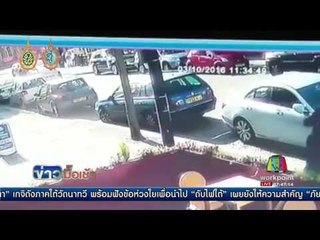 รถยนต์พุ่งเข้าใส่พ่อลูกอ่อนบนทางเท้า รอดหวุดหวิด | ข่าวมื้อเช้า | 5 ต.ค. 59