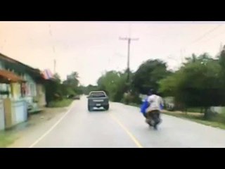 นาทีสังหารโหด! กล้องหน้ารถจับภาพ 2 คนร้ายซิ่ง จยย. ยิงผู้ใหญ่บ้านดับคากระบะ