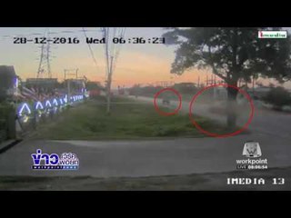 สาวขี่จยย มาบนถนน โดนปิกอัพซิ่งเสยท้าย  l ข่าวเวิร์คพอยท์ (เช้า) l 29 ธ.ค.59