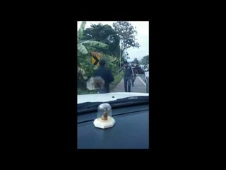 นาทีชีวิต! เผยคลิป ด.ต.ใจเด็ด สยบหนุ่มคลั่งขับเก๋งชนดะกลางเมืองกระบี่ จนสิ้นฤทธิ์