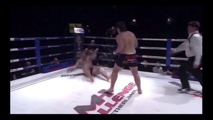 JOVEN DE 19 AÑOS NOQUEA A PELEADOR PROFESIONAL