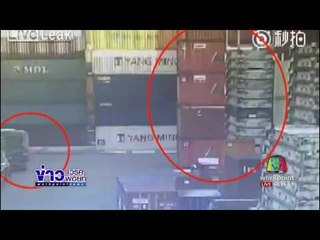 นาทีเก๋งเคราะห์ร้าย ถูกตู้คอนเทนเนอร์สูงหลายชั้นล้มทับทั้งแถบl ข่าวเวิร์คพอยท์ (เช้า) l 24 ม.ค.60