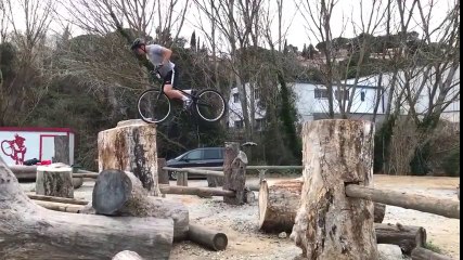 Il escalade des troncs d'arbres en vélo !