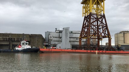 La tour Eiffel flottante quitte le port