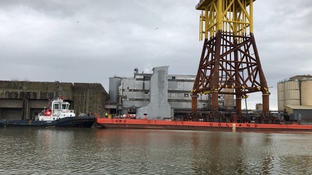 La tour Eiffel flottante quitte le port