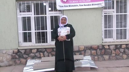 70'lik Nineden İlham Alıp Okumayı Öğreniyor