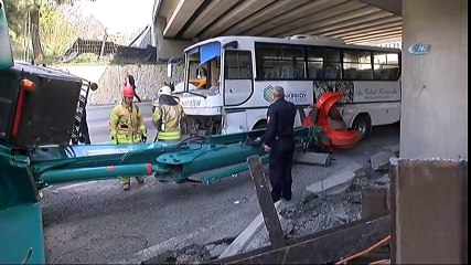 Yeşilköy'de Tır Köprüye Çarptı