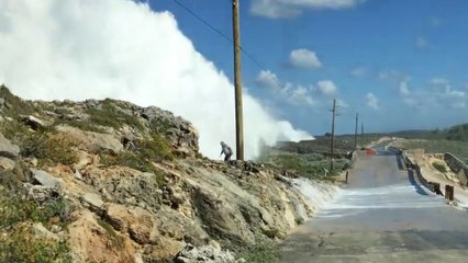 Un homme se met au mauvais endroit et se fait emporter par une grosse vague