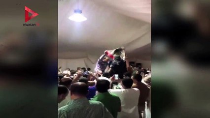 الناخبون يرقصون على "تسلم الأيادي" داخل السفارة المصرية في أبوظبي