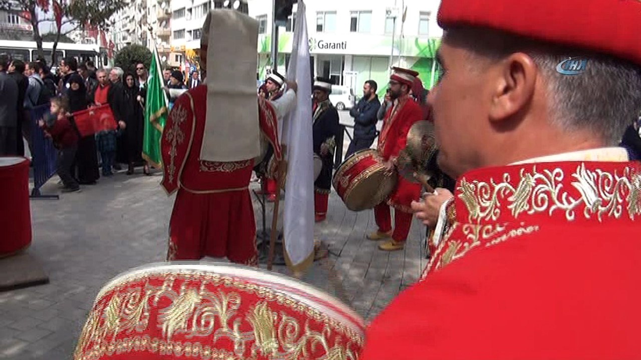 Mehter eşliğinde bayrak dağıtıp şehitleri andılar