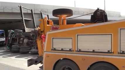 Bakırköy'de Vinç Üst Geçide Çarptı