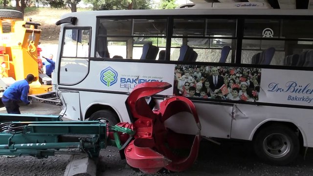 Bakırköy'de vinç üst geçide çarptı - İSTANBUL