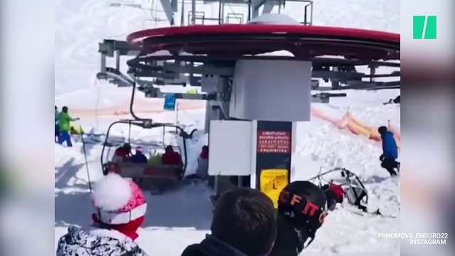 Les images effrayantes d'un télésiège qui s'emballe et éjecte des skieurs