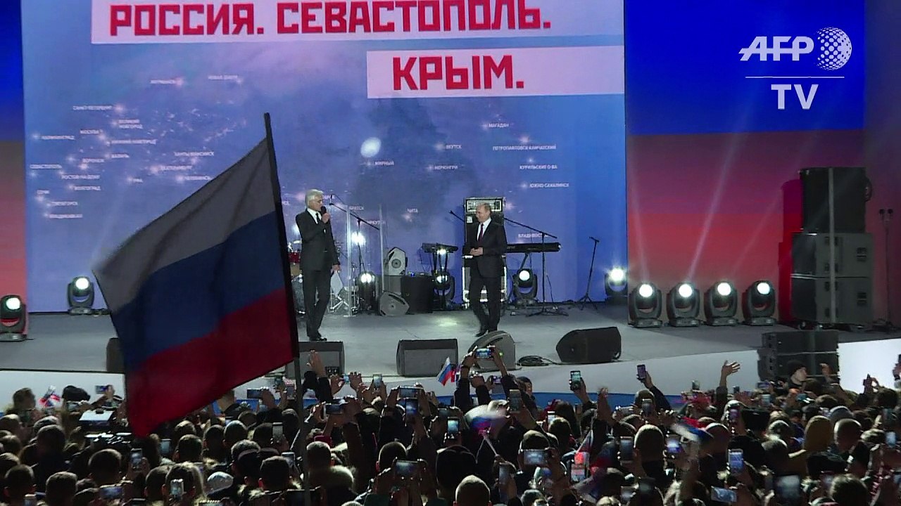 Putin holds election rally in Crimea