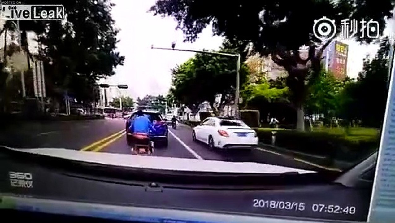 Un chauffard pourchasse un scooter et le renverse pour rien... Dingue