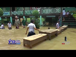 นร ลุยน้ำท่วมต่อโต๊ะทำสะพานเข้าห้องเรียน | ข่าวเวิร์คพอยท์ | 25 ส.ค. 60