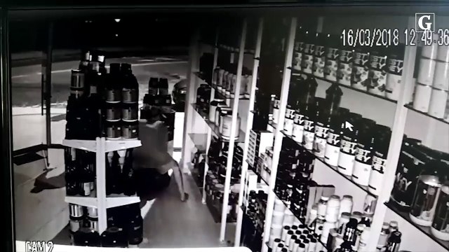 Homens furtam loja de suplementos em Jardim Camburi