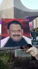 Altaf Hussain back in Karachi : Large hoardings hoisted on "Teen Talwar"