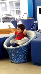 شاهد ماذا يفعل هذا الطفل هههههههههههههه