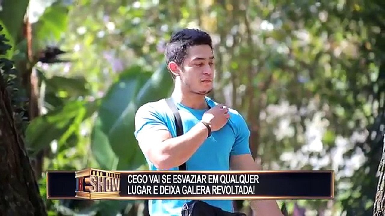 Tiozinho wants to relieve himself on the street, hits the boys and causes the biggest confusion