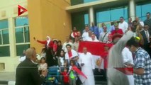 المصريين في قطر ينشدون أغنية الصاعقة 