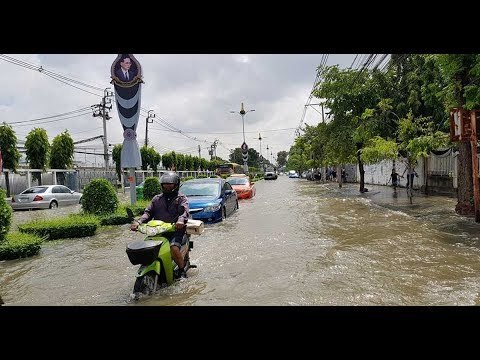 ตำรวจ สภ.เมืองนนทบุรี เตือน ถ.นนทบุรี 1 น้ำท่วม