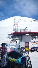 Pour des raisons indéterminées , un télésiège est parti en vrille !