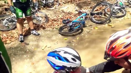 Venezuela : Un cycliste fait une grande chute et finit avec une grosse bosse sur sa tête !