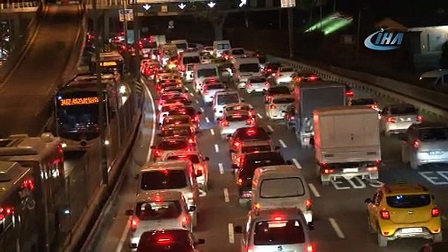 E-5’te metrobüs durağı önünde araç alev alev yandı