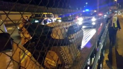 Metrobüs durağı önünde araç yangını