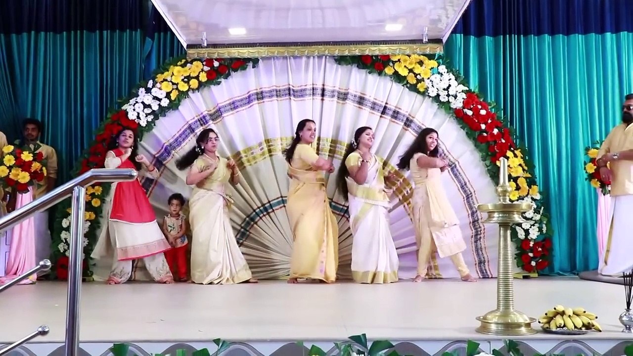 இப்படியொரு கல்யாண டான்ஸ் நீங்கள் பார்த்ததுண்டா? மிஸ்பண்ணாமல் பாருங்கள்!