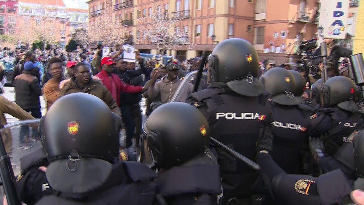 Cargas policiales en Lavapiés tras la llegada del cónsul