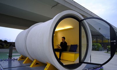 Kreatif Banget... Pria Ini Buat Rumah dalam Pipa Drainase