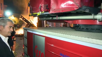 Fatih'te ahşap binada yangın - İSTANBUL
