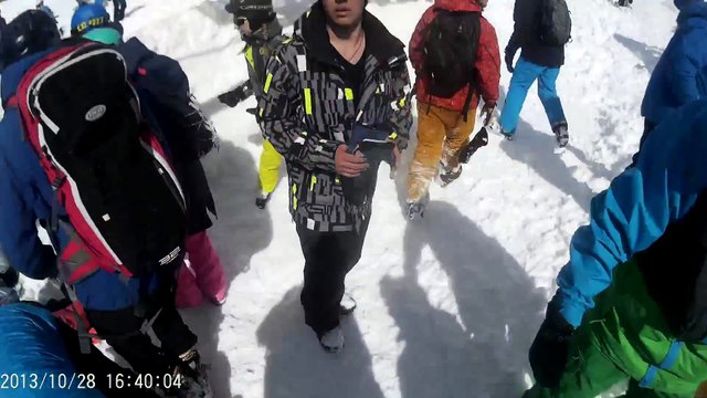 Un snowboardeur filme le moment terrible où le télésiège s'emballe et blesse plusieurs skieurs.