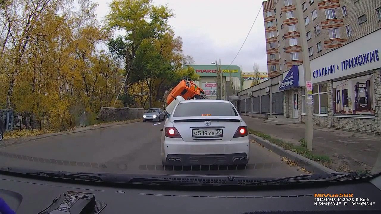 Un camion se fait avalé en pleine route... Glissement de terrain terrifiant