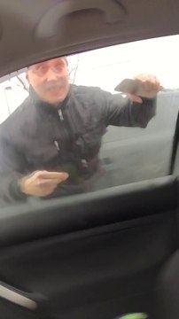 Un conducteur vraiment pas content eclate la vitre à coup de poing