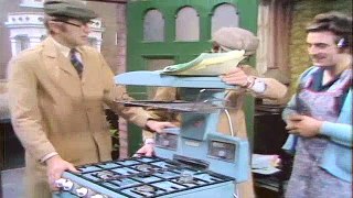 Monty Python's Flying Circus S02E01 Dinsdale