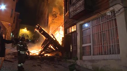 Fatih'te Ahşap Binada Yangın
