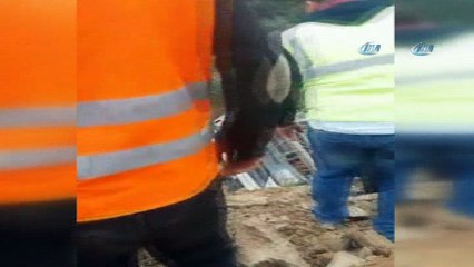 Yol çalışmasında devrilen kamyondaki şoförü işçiler böyle kurtardı