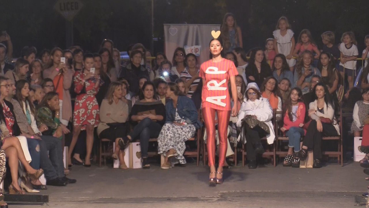 Desfile callejero de Ágatha Ruiz de la Prada emociona a Montevideo