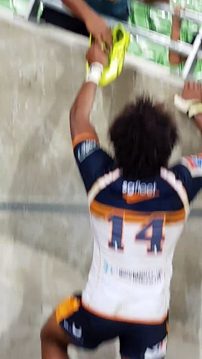 Henry Speight  shows kindness after the game