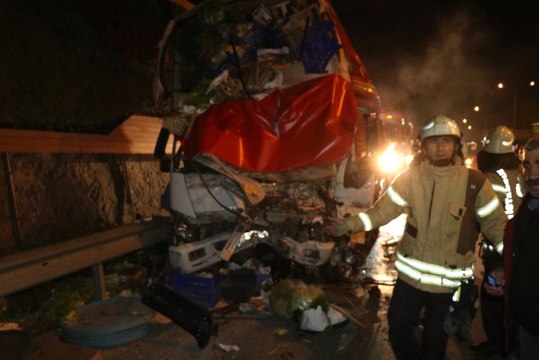 Sebze Yüklü Kamyonet Park Halindeki Kamyona Arkadan Çarptı: 1 Ölü