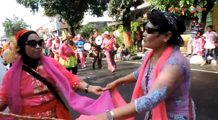 Serunya Pawai Nenek-Nenek Lincah Menari dan Nyanyikan Lagu Dolanan