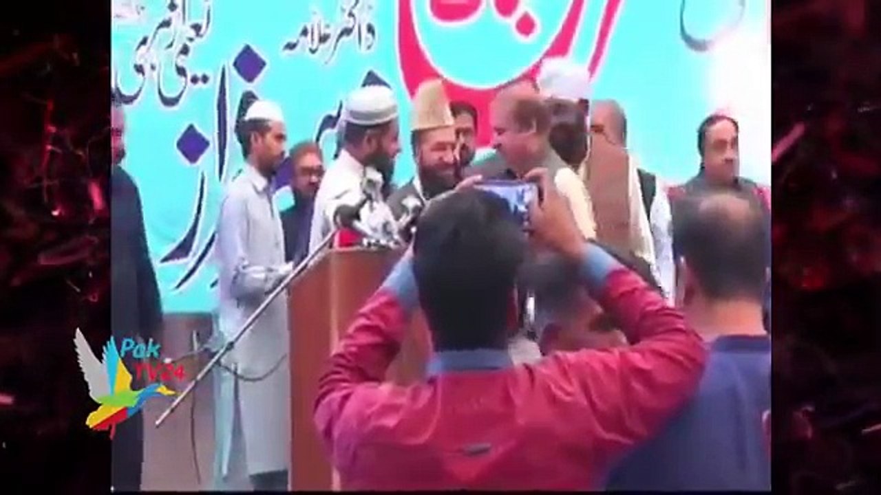 shoe was thrown at prime minister Nawaz Sharif during live speech