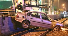 Freni Tutmayan Otomobil Tramvay Yoluna Düştü: 2 Yaralı