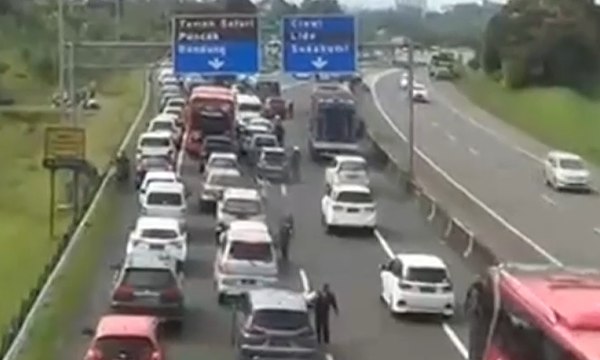 Lalu Lintas di Kawasan Puncak Macet Hingga 6 Km