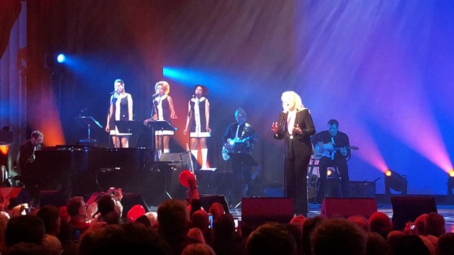 En hommage à Johnny, Sylvie Vartan interprète Sang pour sang la chanson écrite par David