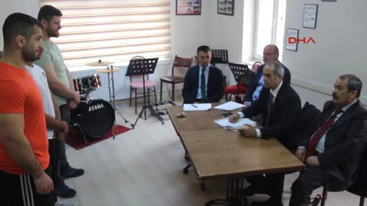 Edirne Kadrolu İşçi Olabilmek İçin Pehlivanlar Güreş Tuttu, Bandocular Enstrüman Çaldı